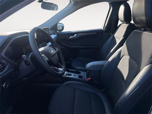 Used 2025 Ford Escape SE w/ Class II Trailer Tow Package image 10