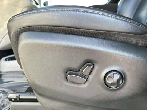 Used 2023 Chrysler Pacifica Touring-L FWD image 13