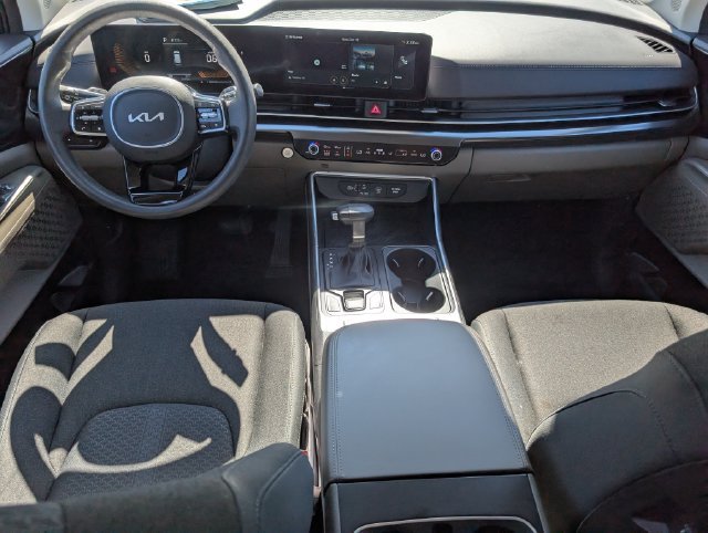 Used 2025 Kia Carnival LX FWD image 5
