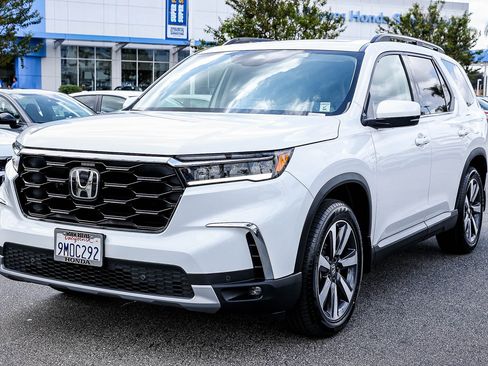 Certified 2024 Honda Pilot Touring image 3