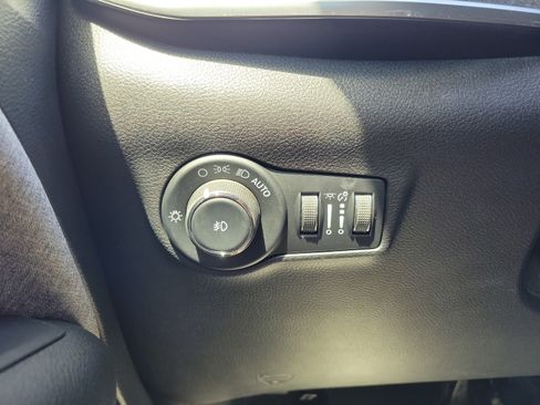 Used 2022 Jeep Compass Latitude w/ Sun and Sound Group AWD/4WD image 16