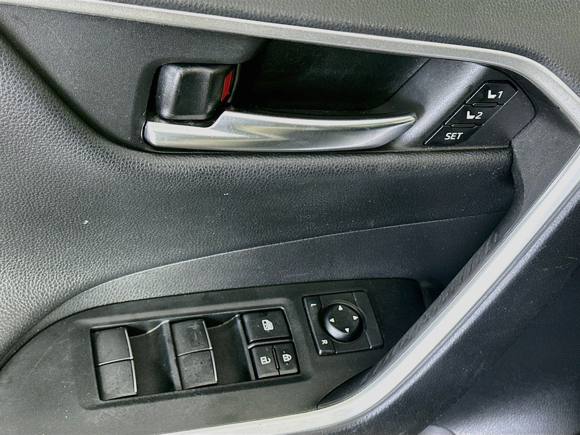 Used 2021 Toyota RAV4 Limited AWD/4WD image 15