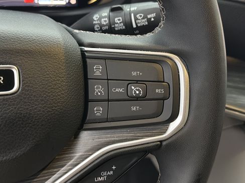 Used 2024 Jeep Wagoneer Series II w/ Flexible Seating Group image 29