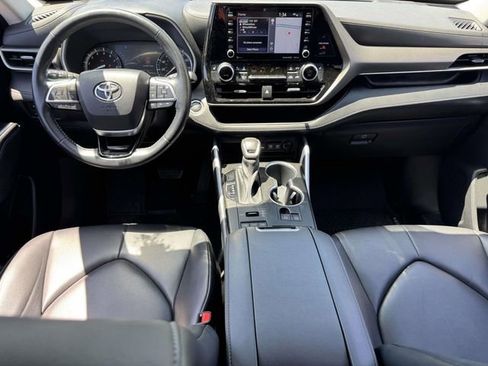 Used 2021 Toyota Highlander XLE AWD/4WD image 19