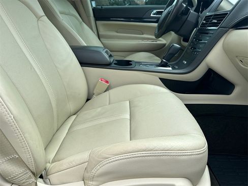 Used 2019 Lincoln MKT AWD image 14