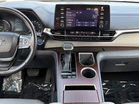 Used 2024 Toyota Sienna XLE image 34