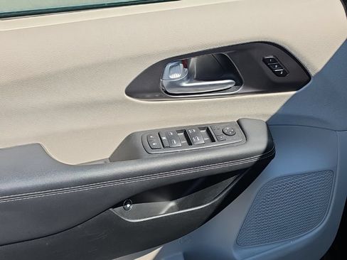 Used 2024 Chrysler Pacifica Limited FWD image 14
