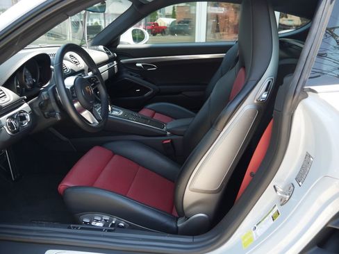 Certified 2024 Porsche 718 Cayman S RWD image 5