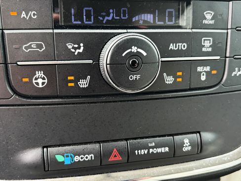 Used 2013 Chrysler Town & Country Touring-L w/ Driver Convenience Group FWD image 27