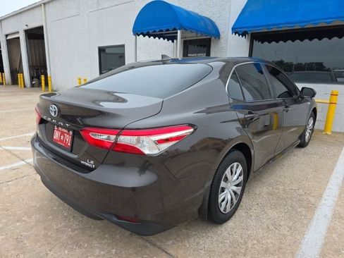 Used 2020 Toyota Camry LE FWD image 5