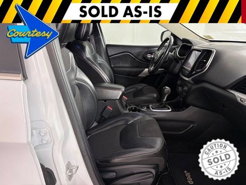 Used 2018 Jeep Cherokee Latitude Plus w/ Comfort/Convenience Group FWD image 38