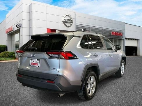 Used 2021 Toyota RAV4 LE AWD/4WD image 5
