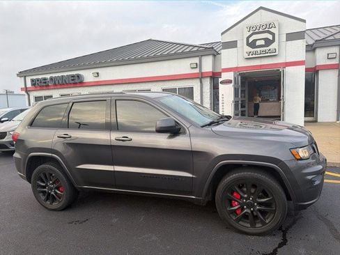 Used 2017 Jeep Grand Cherokee Altitude image 1