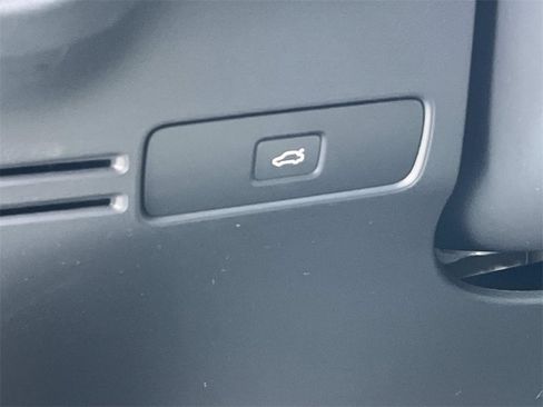 Used 2025 Volvo XC40 B5 Core w/ Climate Package image 27