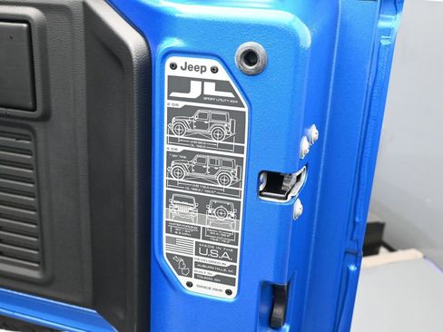 Used 2025 Jeep Wrangler Sahara AWD/4WD image 37