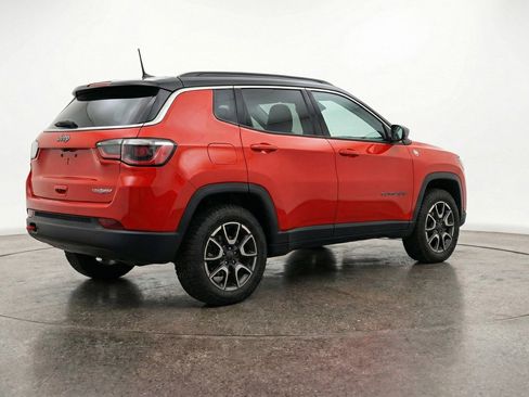 Used 2025 Jeep Compass Trailhawk AWD/4WD image 9
