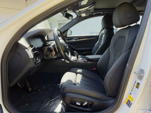 Used 2023 BMW 530e w/ M Sport Package image 10