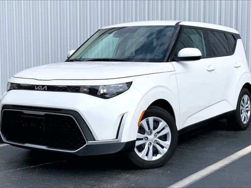 Used 2025 Kia Soul LX FWD image 1