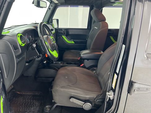 Used 2015 Jeep Wrangler Unlimited Rubicon w/ Connectivity Group image 15