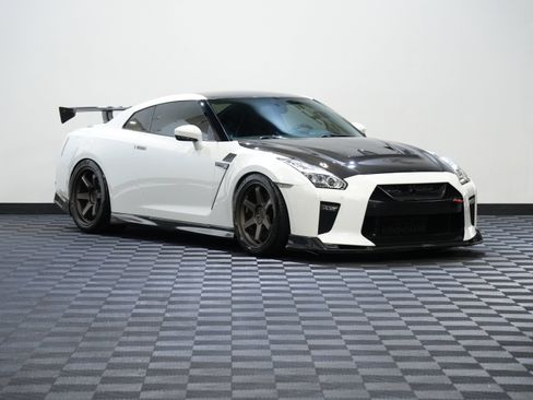 Used 2017 Nissan GT-R Premium AWD/4WD image 5