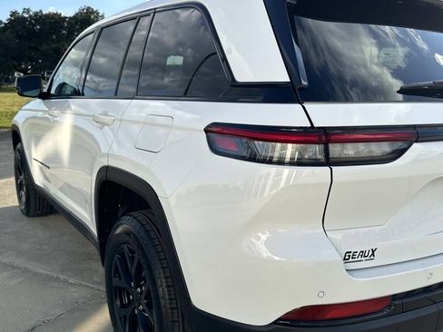 New 2025 Jeep Grand Cherokee Altitude image 10