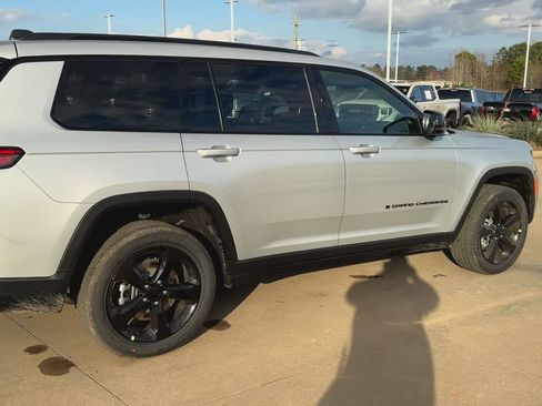New 2025 Jeep Grand Cherokee L Laredo image 9