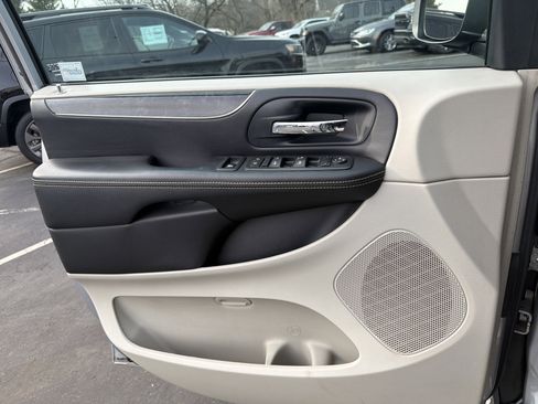 Used 2013 Chrysler Town & Country Touring image 31