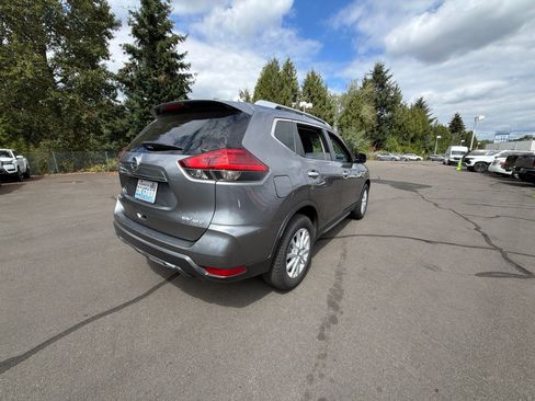 Used 2017 Nissan Rogue SV AWD/4WD image 4