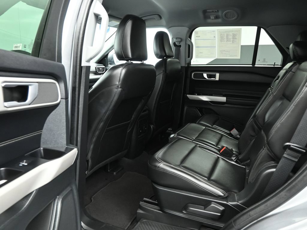 Used 2024 Ford Explorer XLT w/ Equipment Group 202A AWD/4WD image 17
