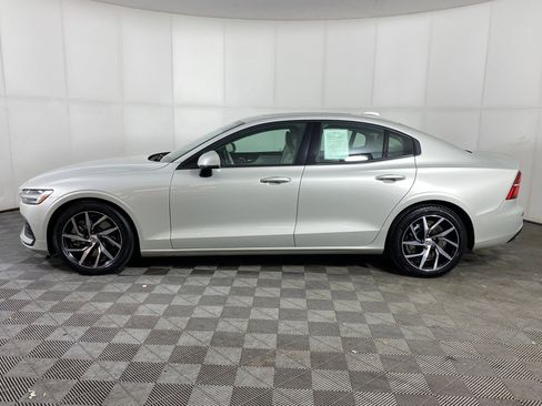 Used 2019 Volvo S60 T6 Momentum w/ Premium Package image 2