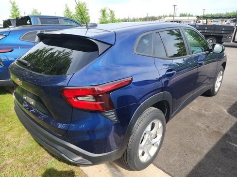 Used 2024 Chevrolet Trax LS w/ LS Convenience Package FWD image 10