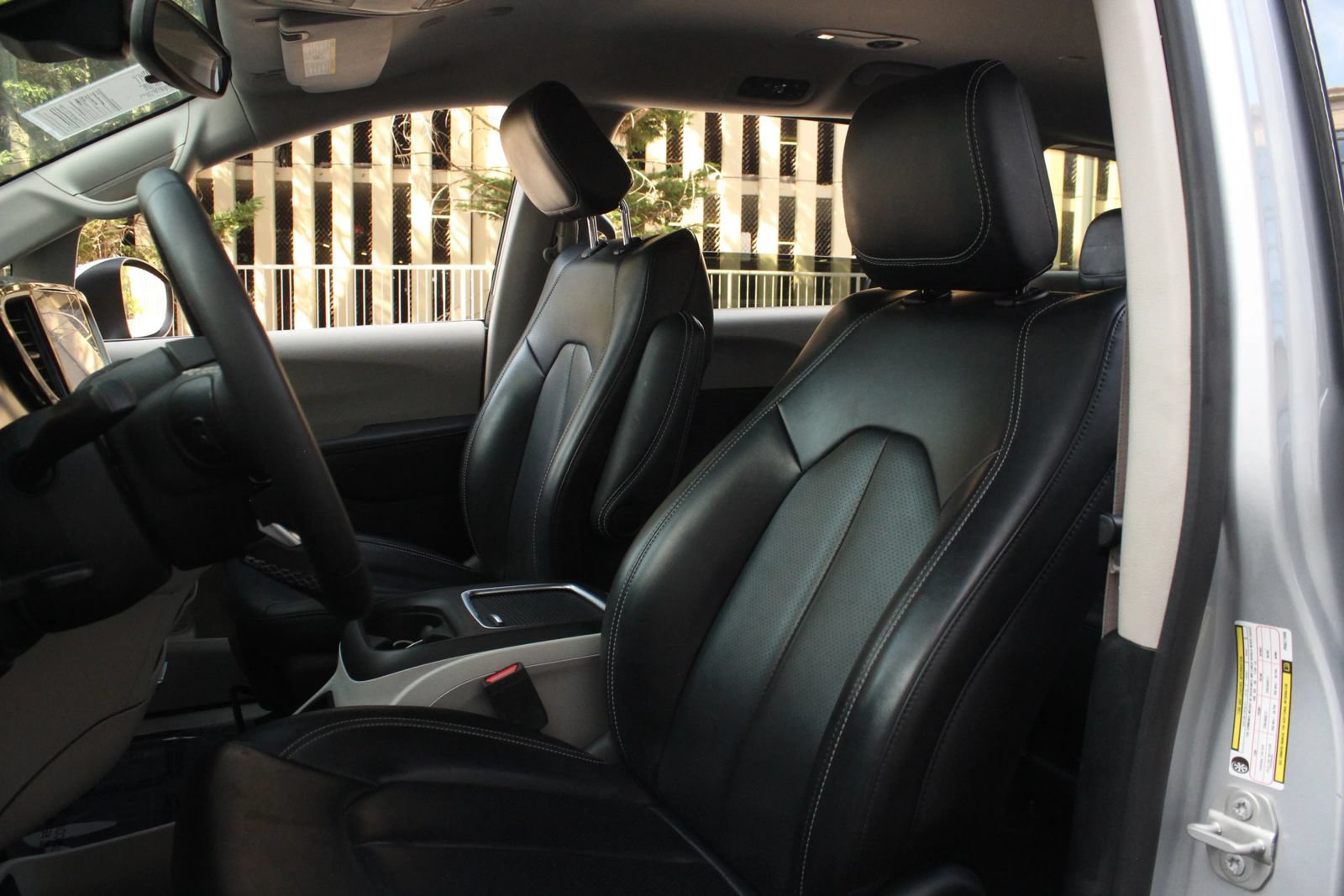 Used 2023 Chrysler Pacifica Touring-L FWD image 17