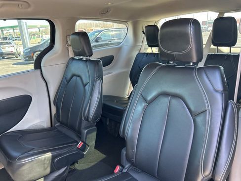 Used 2024 Chrysler Pacifica Touring-L image 12