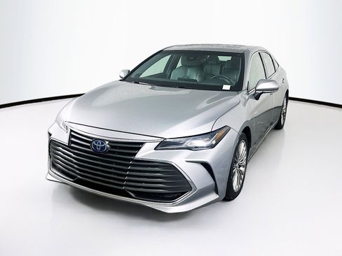 Used 2019 Toyota Avalon Limited image 3
