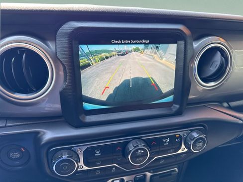 Used 2018 Jeep Wrangler Unlimited Sahara AWD/4WD image 14