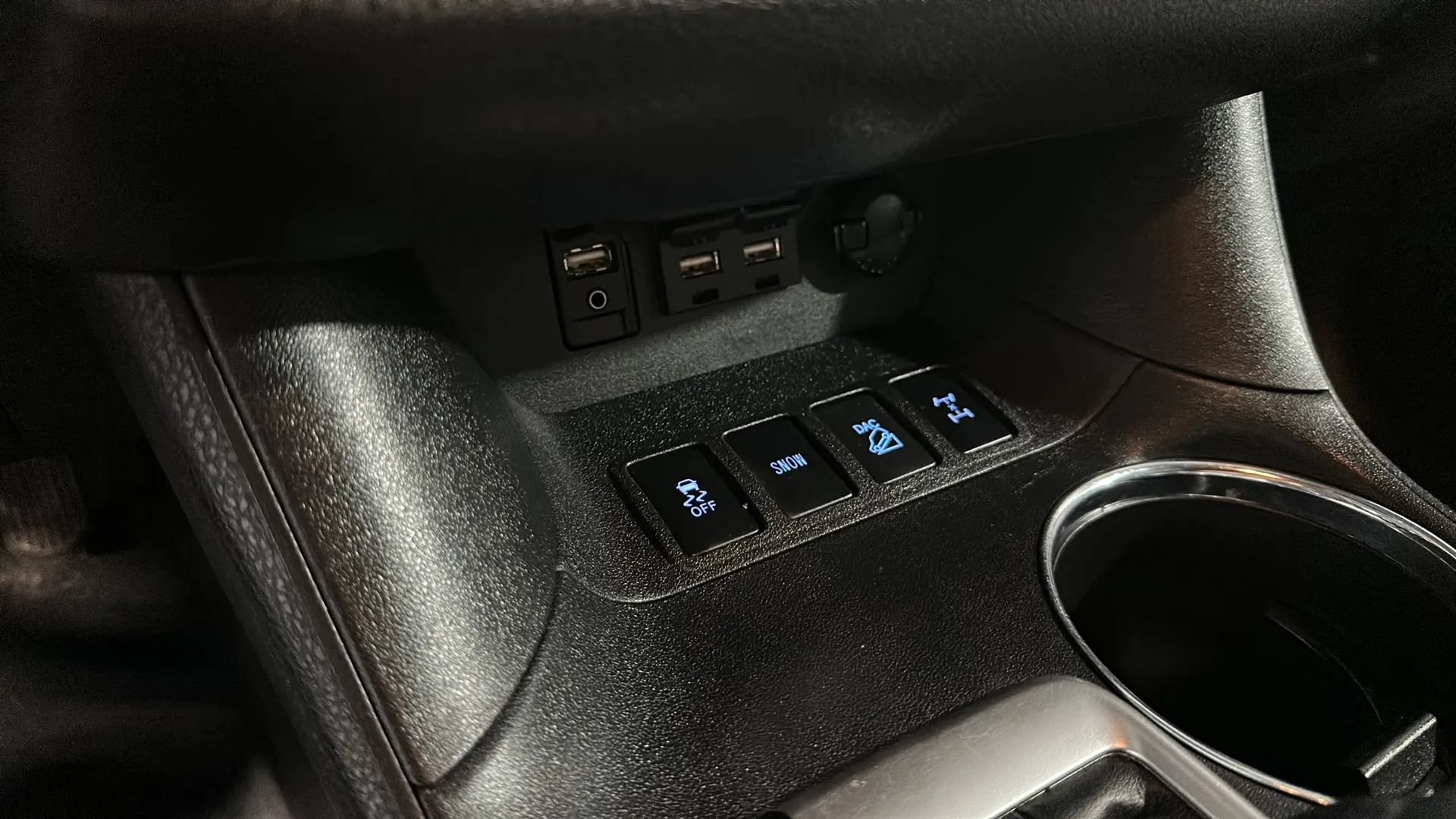 Used 2019 Toyota Highlander LE AWD/4WD image 26