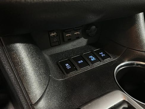 Used 2019 Toyota Highlander LE AWD/4WD image 26