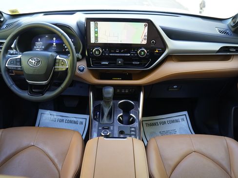 Used 2023 Toyota Highlander Platinum AWD/4WD image 16