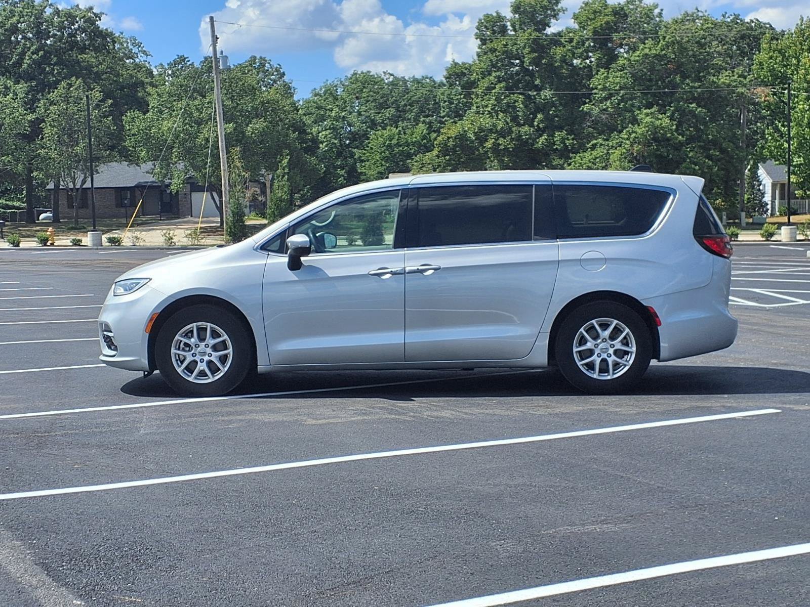 Used 2023 Chrysler Pacifica Touring-L FWD image 2