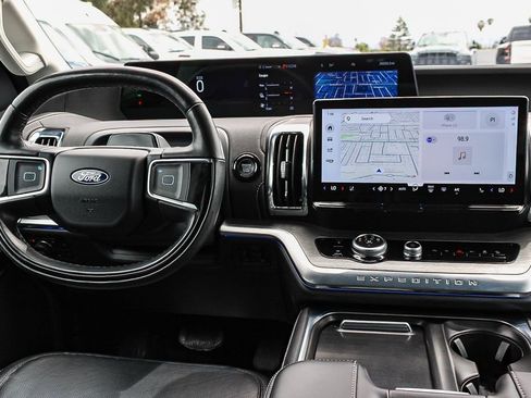 Used 2025 Ford Expedition Platinum AWD/4WD image 14