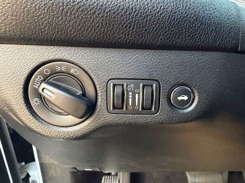 Used 2016 Dodge Challenger SXT RWD image 8