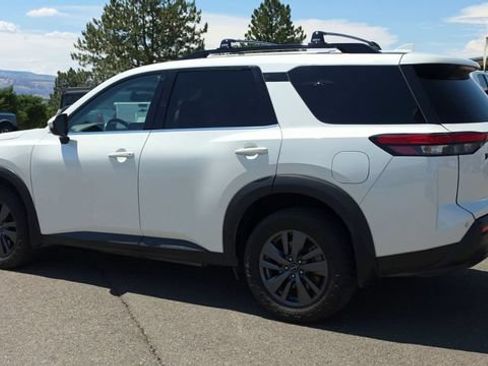 Used 2023 Nissan Pathfinder SV w/ SV Black Package AWD/4WD image 7