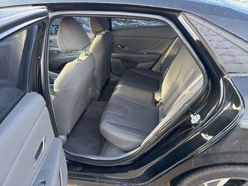 Used 2025 Hyundai Elantra SEL image 6