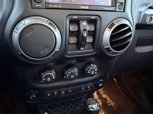 Used 2014 Jeep Wrangler Unlimited Sahara w/ Connectivity Group AWD/4WD image 24