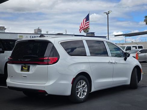 New 2027 Chrysler Pacifica Select FWD image 4