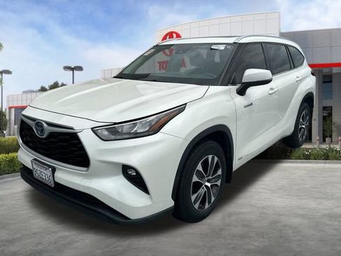 Used 2020 Toyota Highlander XLE AWD/4WD image 2