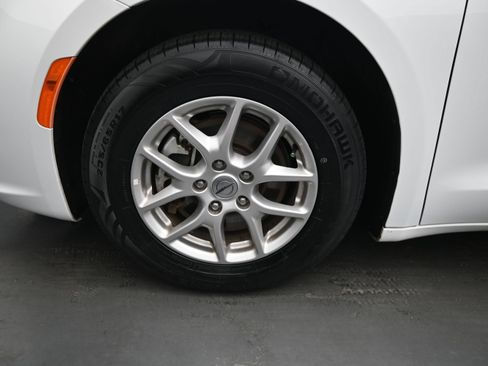 Used 2024 Chrysler Pacifica Touring-L FWD image 9
