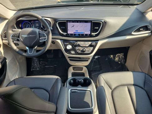 Certified 2024 Chrysler Pacifica Touring-L FWD image 12
