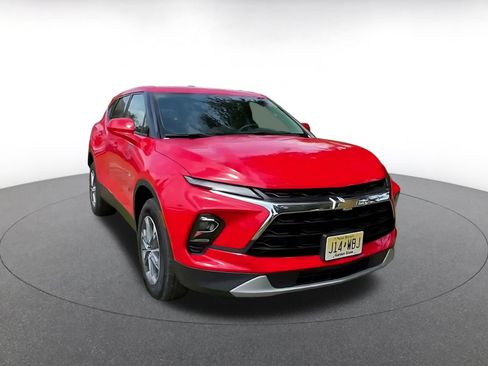 Used 2025 Chevrolet Blazer LT FWD image 3