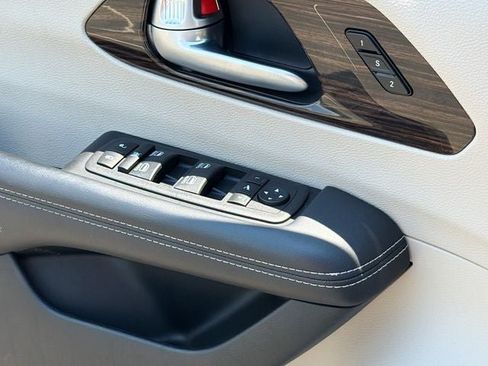 Used 2024 Chrysler Pacifica Limited FWD image 27